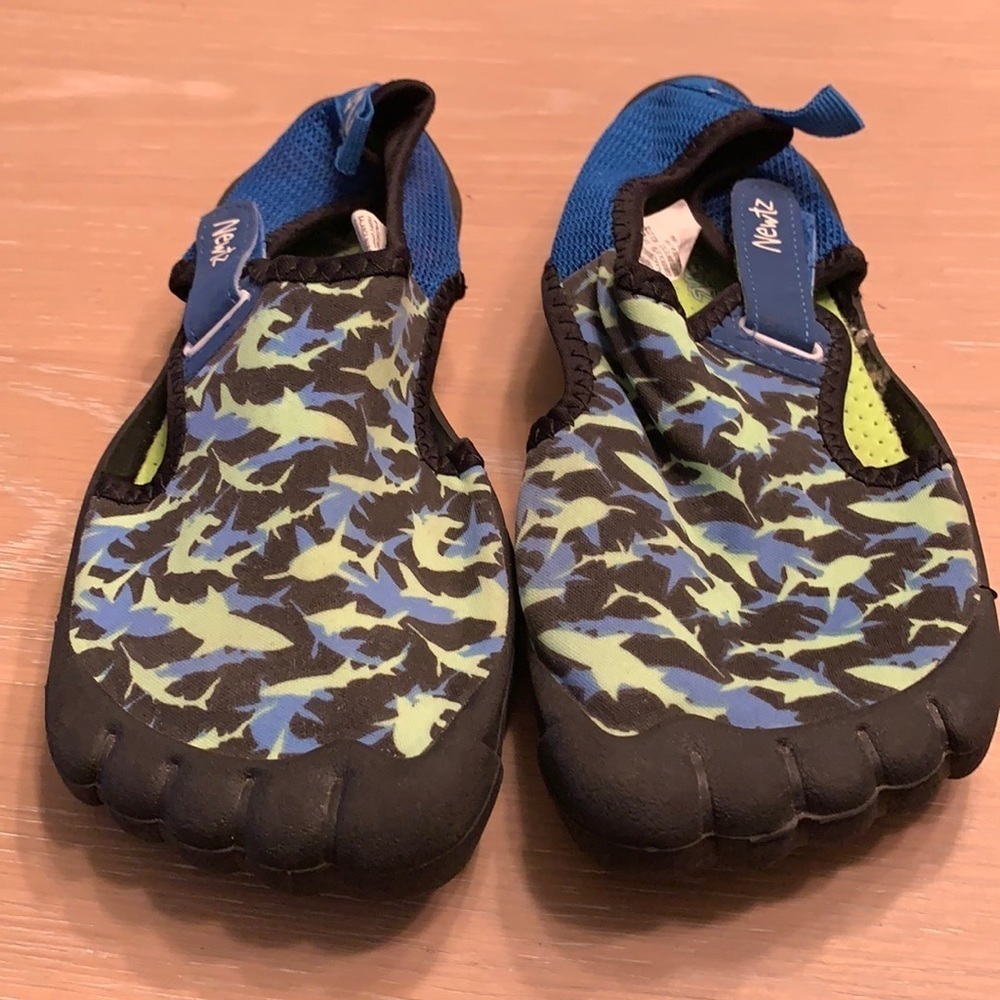 Newtz Water shoes Youth Size 2/3 Good condition